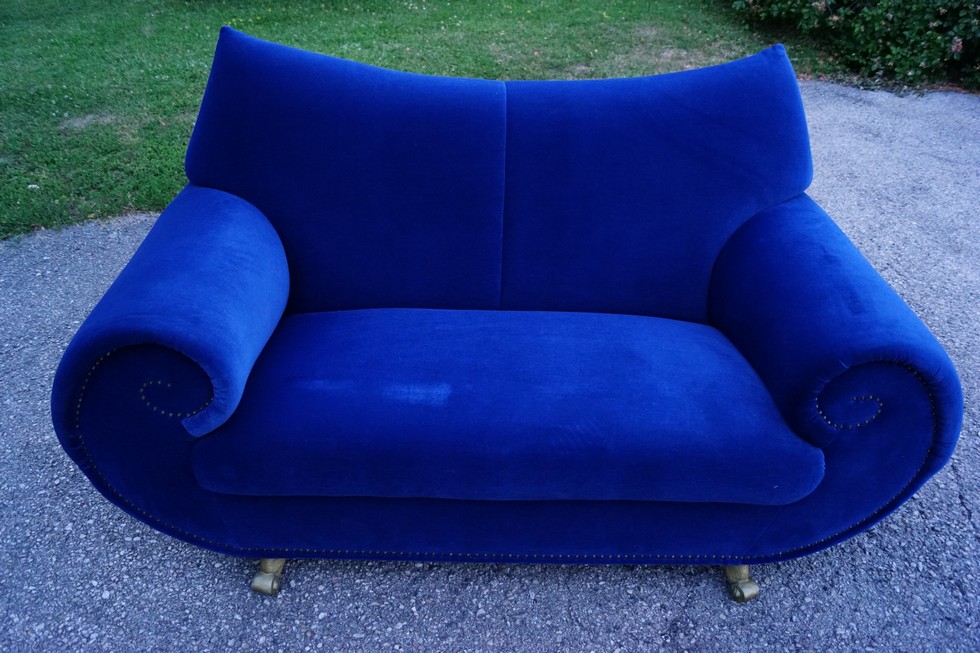 Bretz Sofa Gaudi blau 2er Zweisitzer goldene Geigenhalsfüße