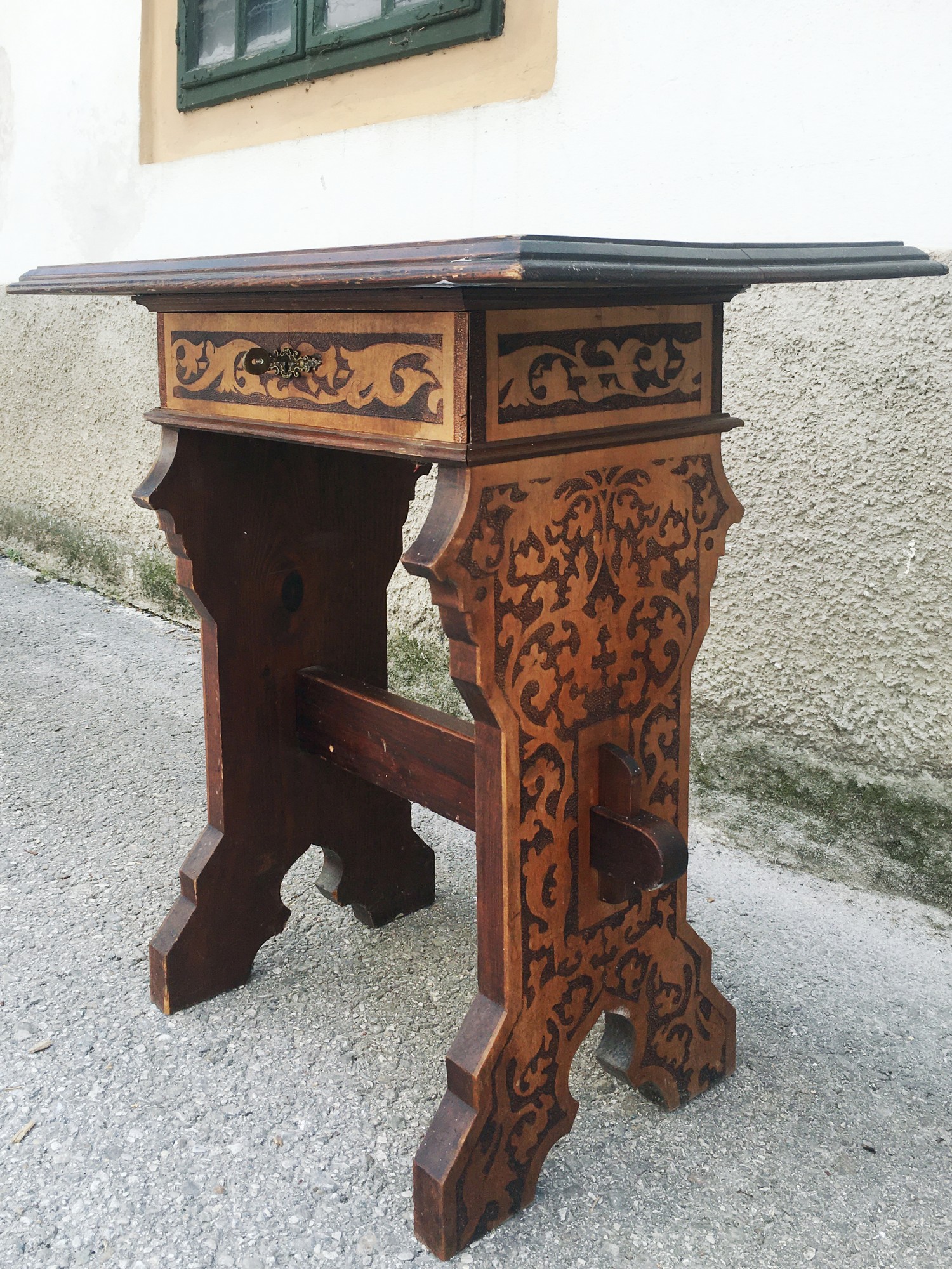 Holzpraegung Handarbeitstisch