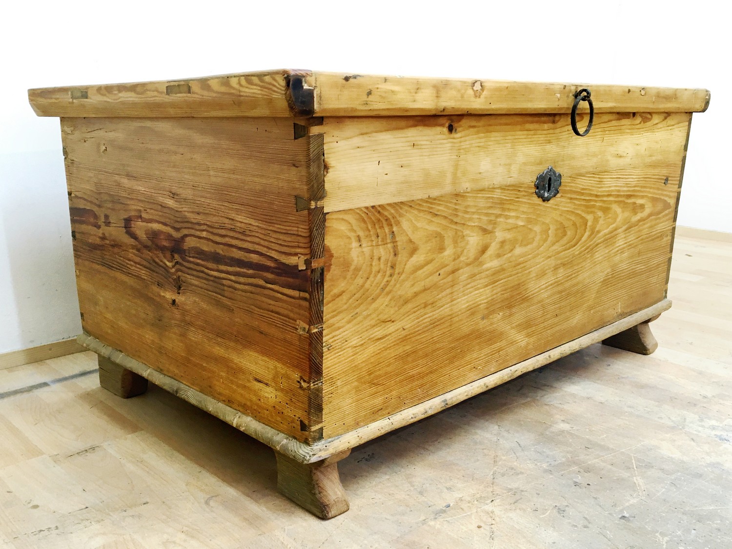 Flachdeckeltruhe antik