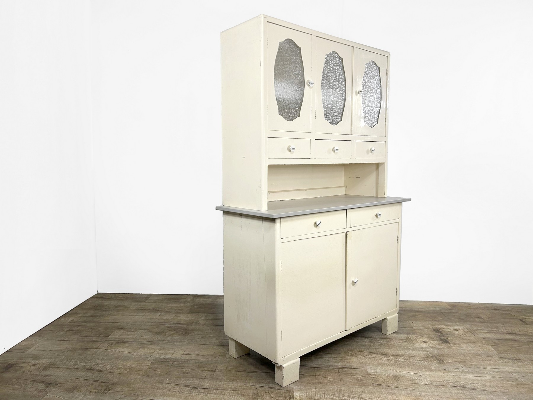 Antiker Geschirrschrank creme pastell Seitenansicht