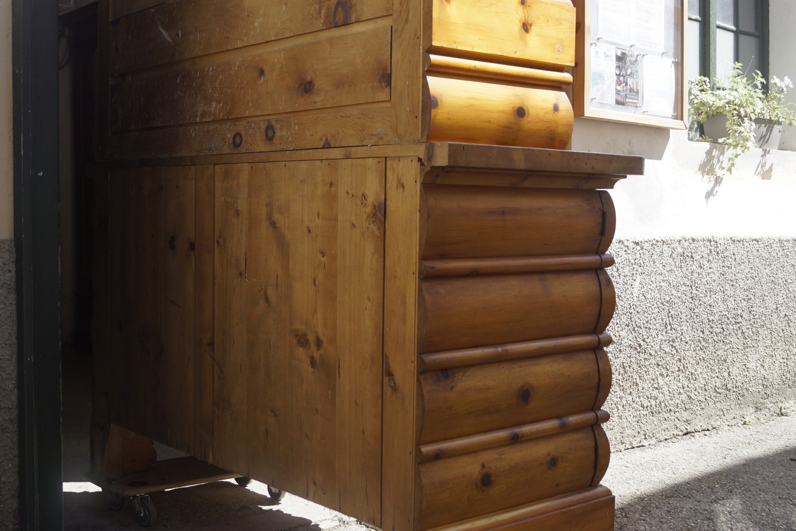 Vintage Möbel Bauernschrank antik Massivholz Zirbe Jagdschrank Almhütte Steinbock Waldtiere Kredenz