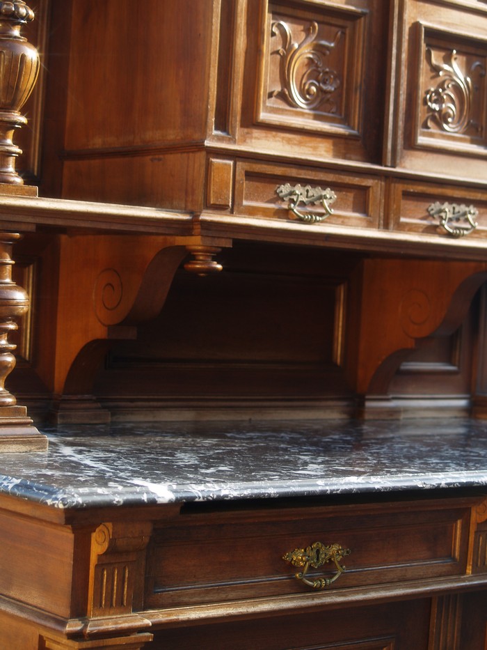 antiker Schrank Nussholz Marmorplatte Wohnzimmerschrank