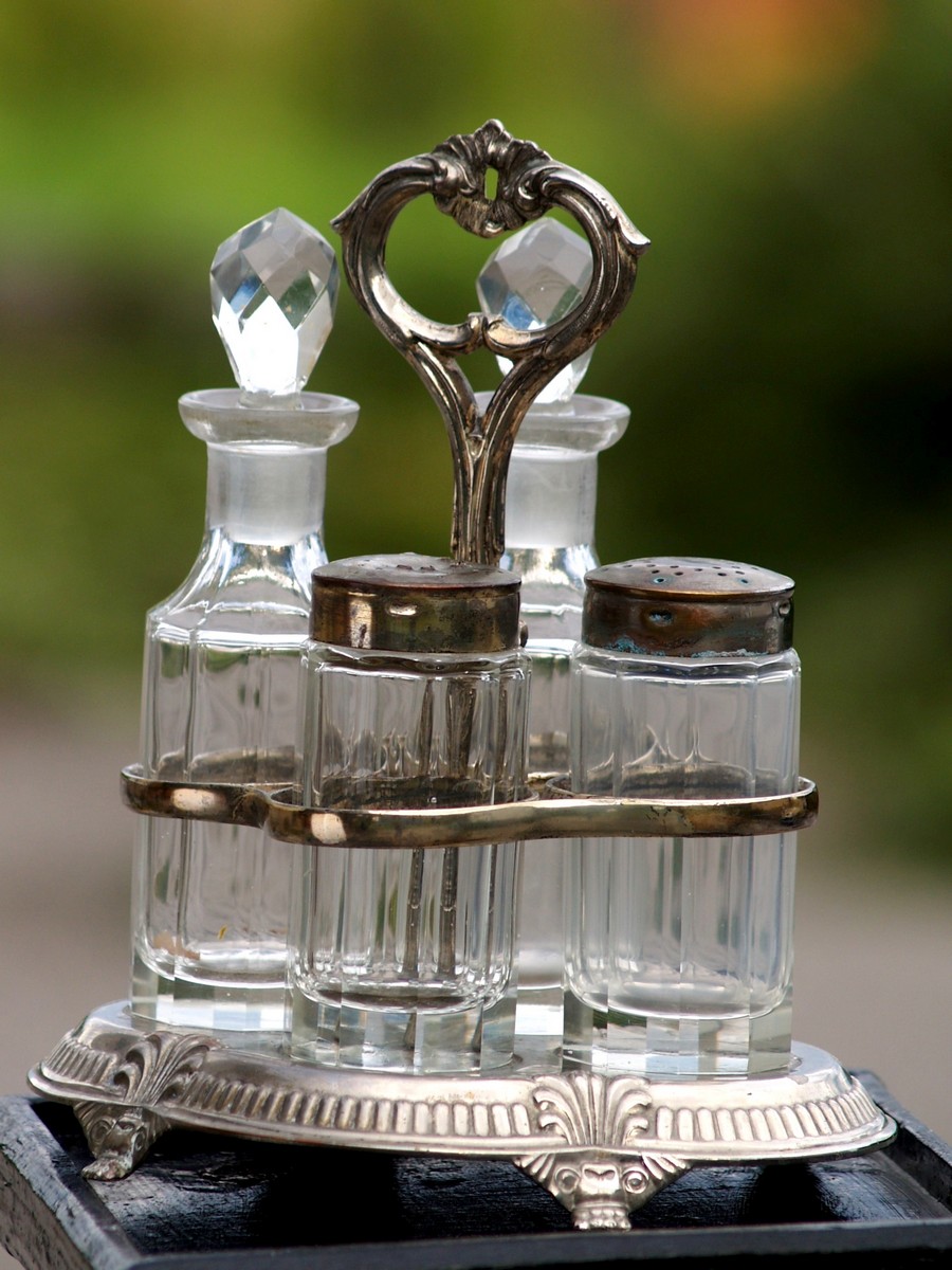 MENAGE Pfefferstreuer Salzstreuer Ölflasche Essigflasche formschön Menage