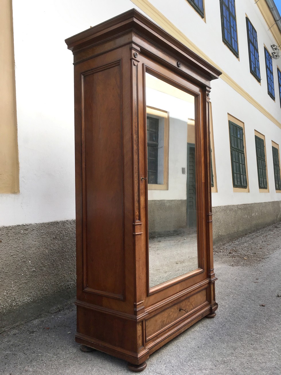 Dielenschrank antik Nuss