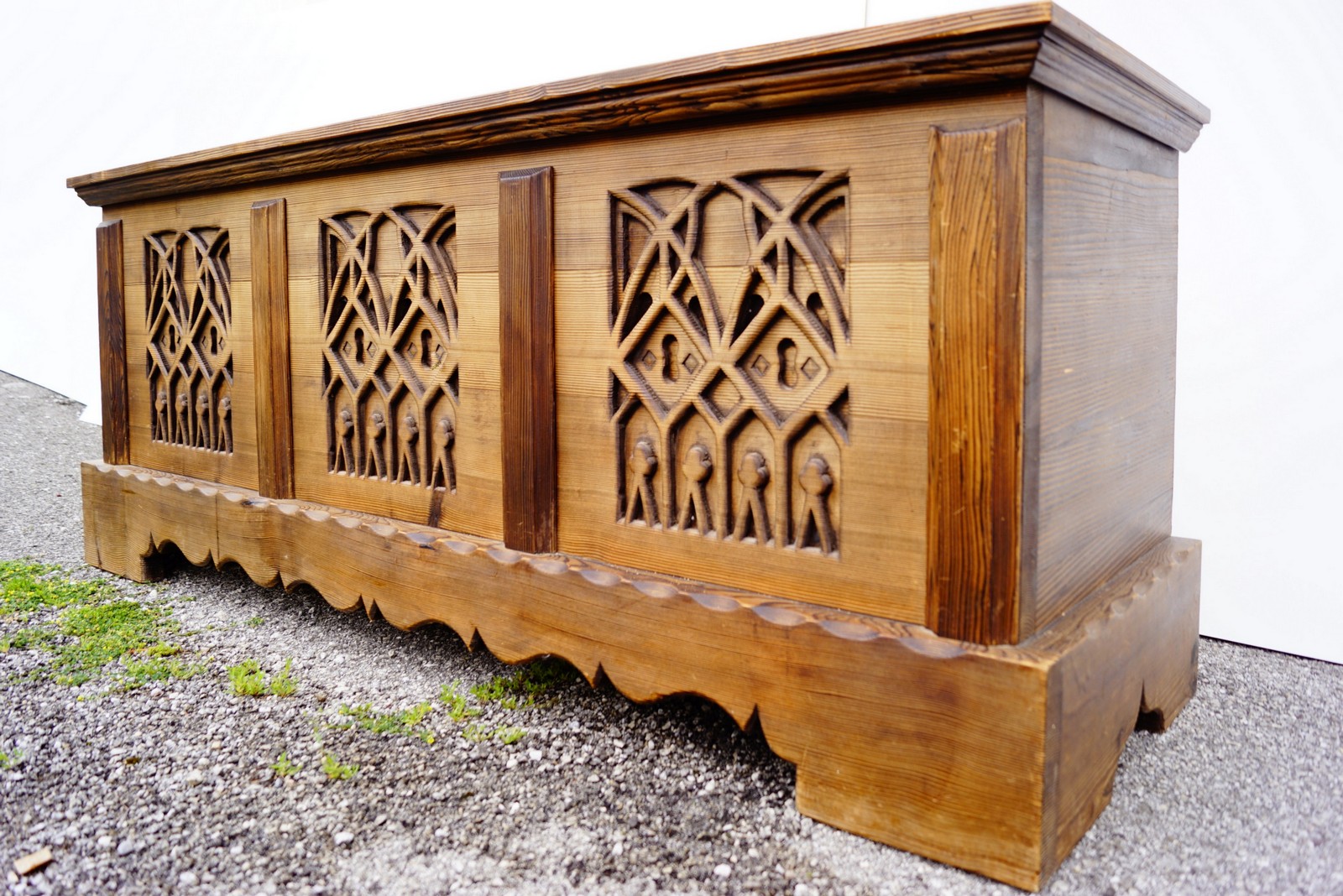 gotisch beschnitzt Truhe