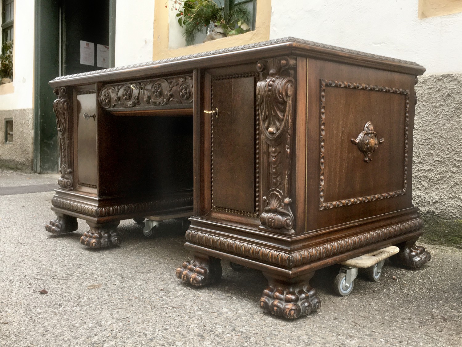 Schreibtisch antik Freisteher Herrenzimmerschreibtisch groß Tatzenfüße Barock Empire Artnouveau beschnitzt