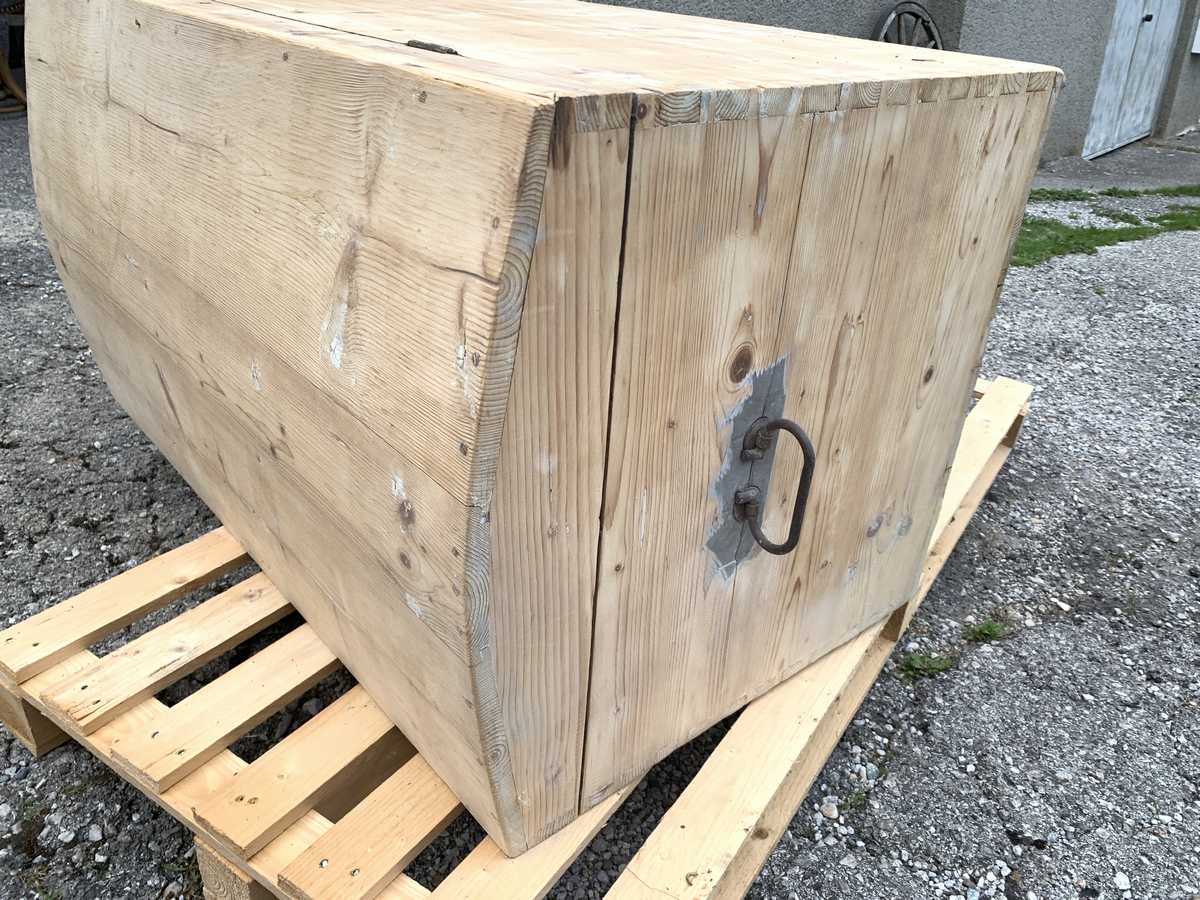 Truhe antik Runddeckel