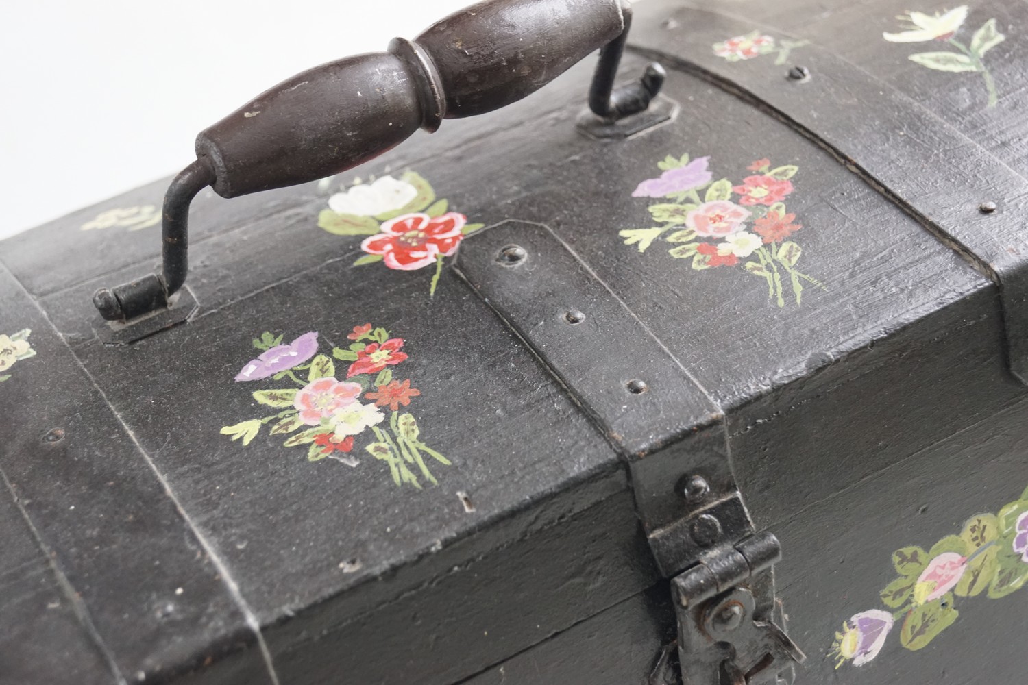 Truhe Bauerntruhe klein bemalt Griff antik