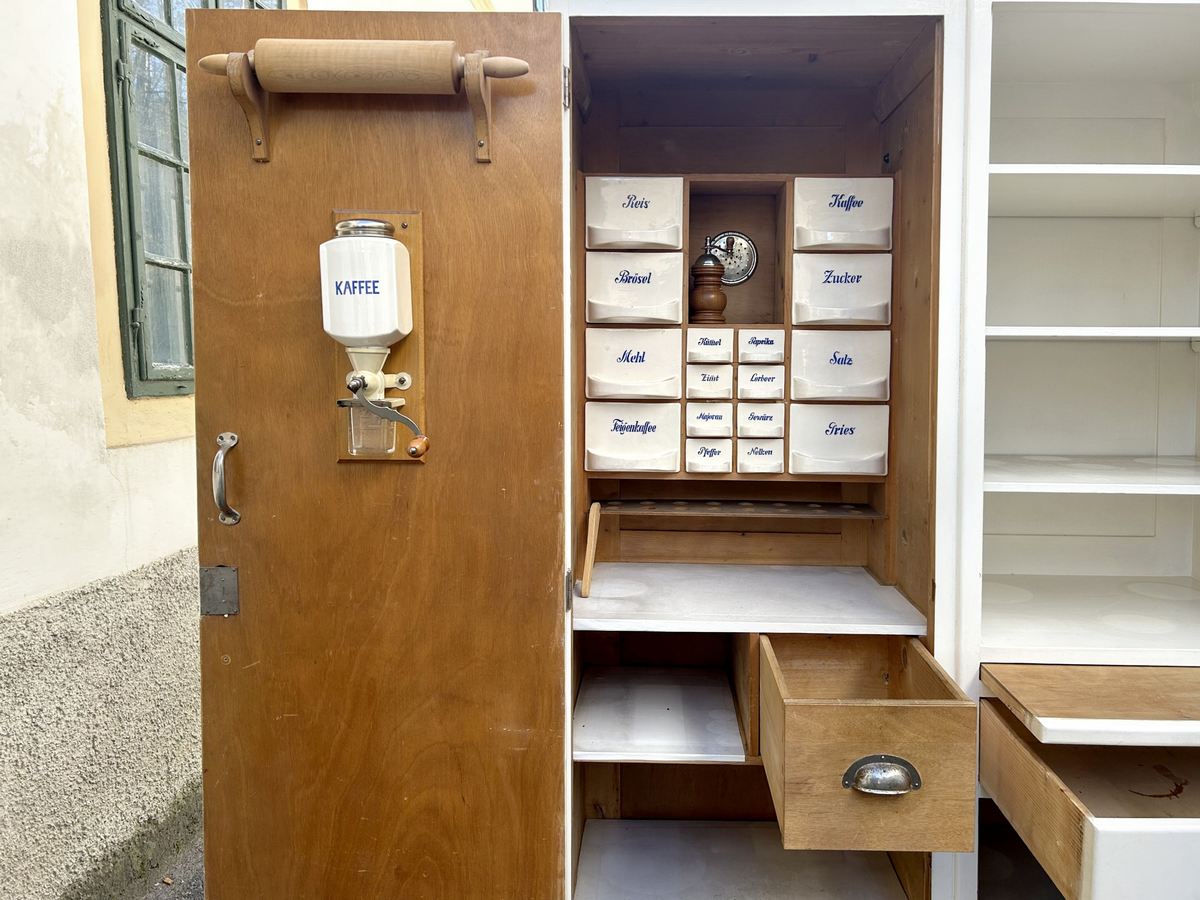 küchenschrank antiker Vorratsschrank Vintage Küchenmöbel Keramikschüttenregal creme MidCentury Deutschland Requisite Film