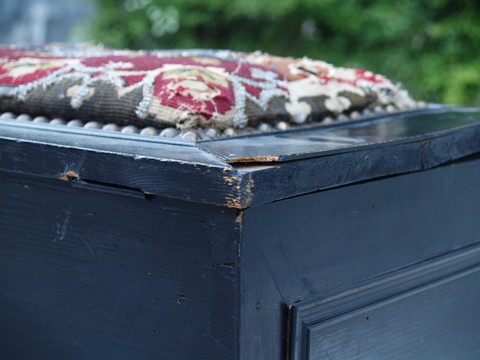 Antiquität Truhe schwarz rot