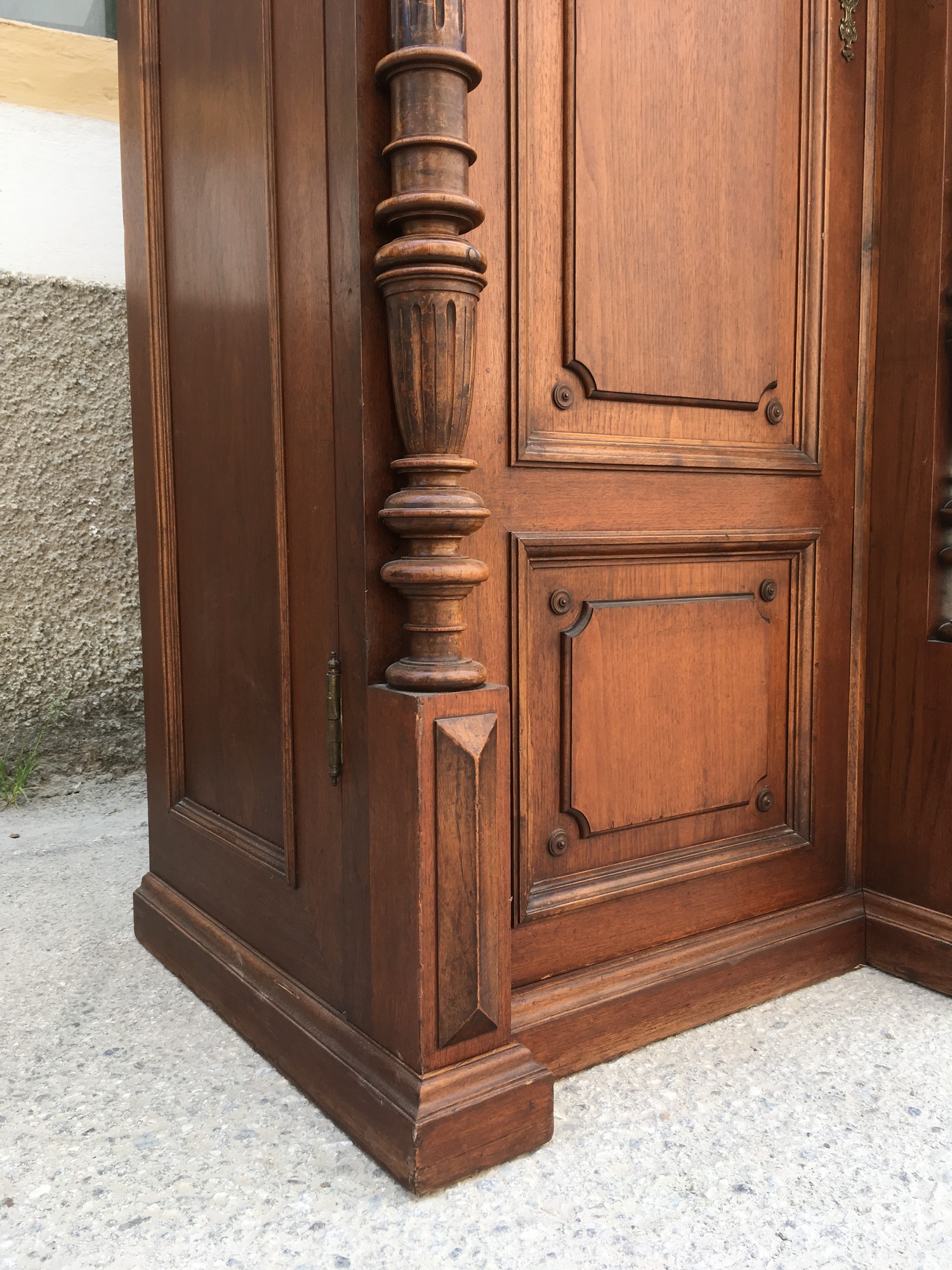 Garderobeschrank Kleiderschrank dreitürig Vollholz antik Dielenschrank Nussholzfurniert Historismus