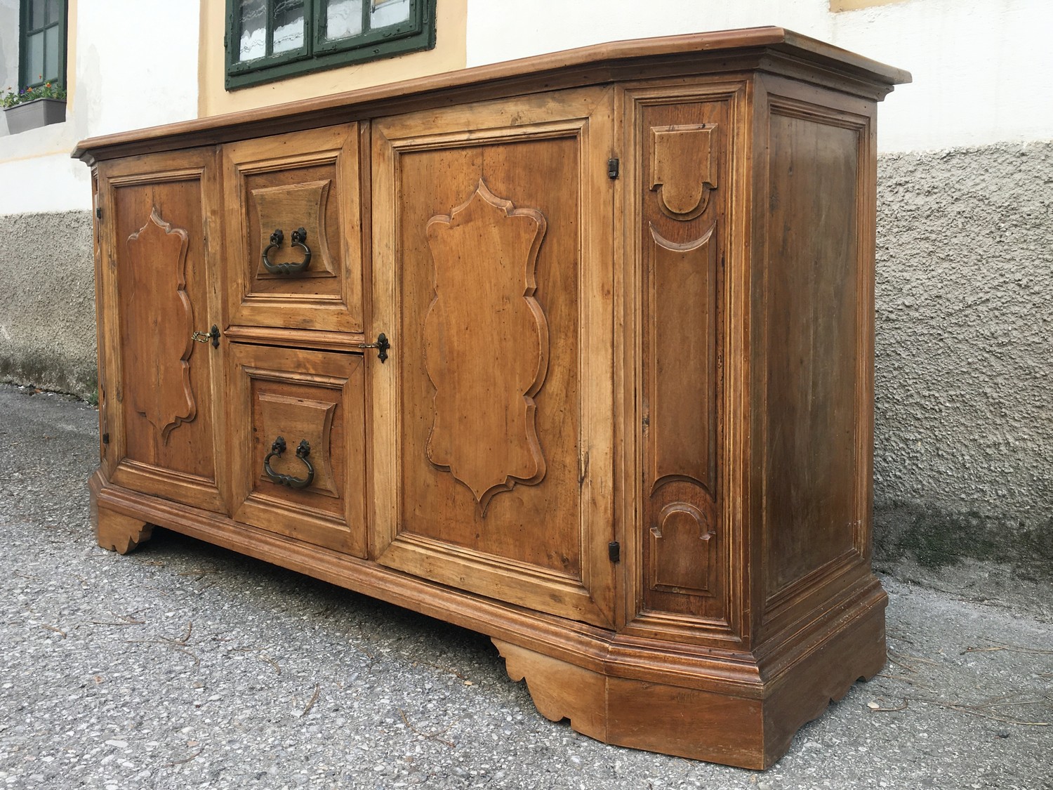 Kommode Sideboard Anrichte Antikstil Altholz stattliches Möbel im Ritterstil