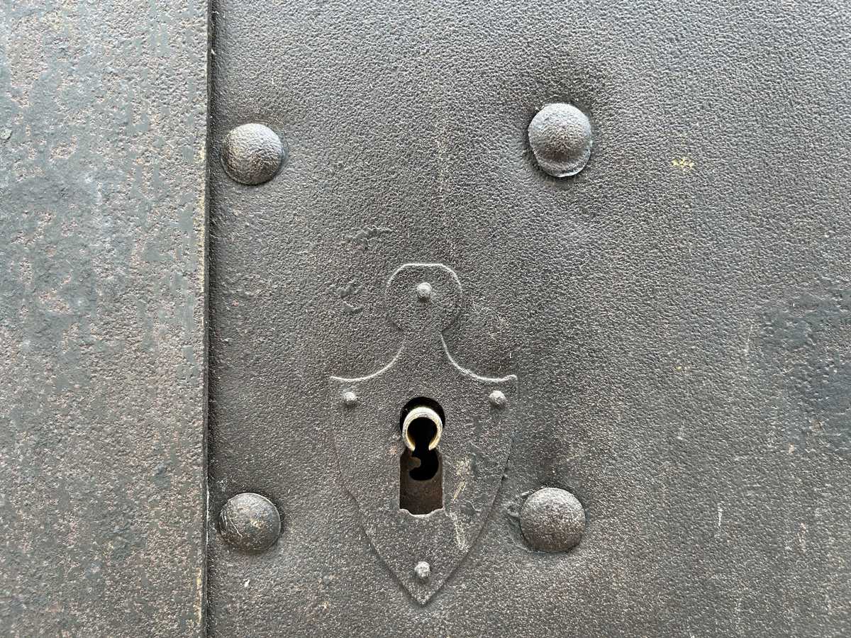 Metalltür antik