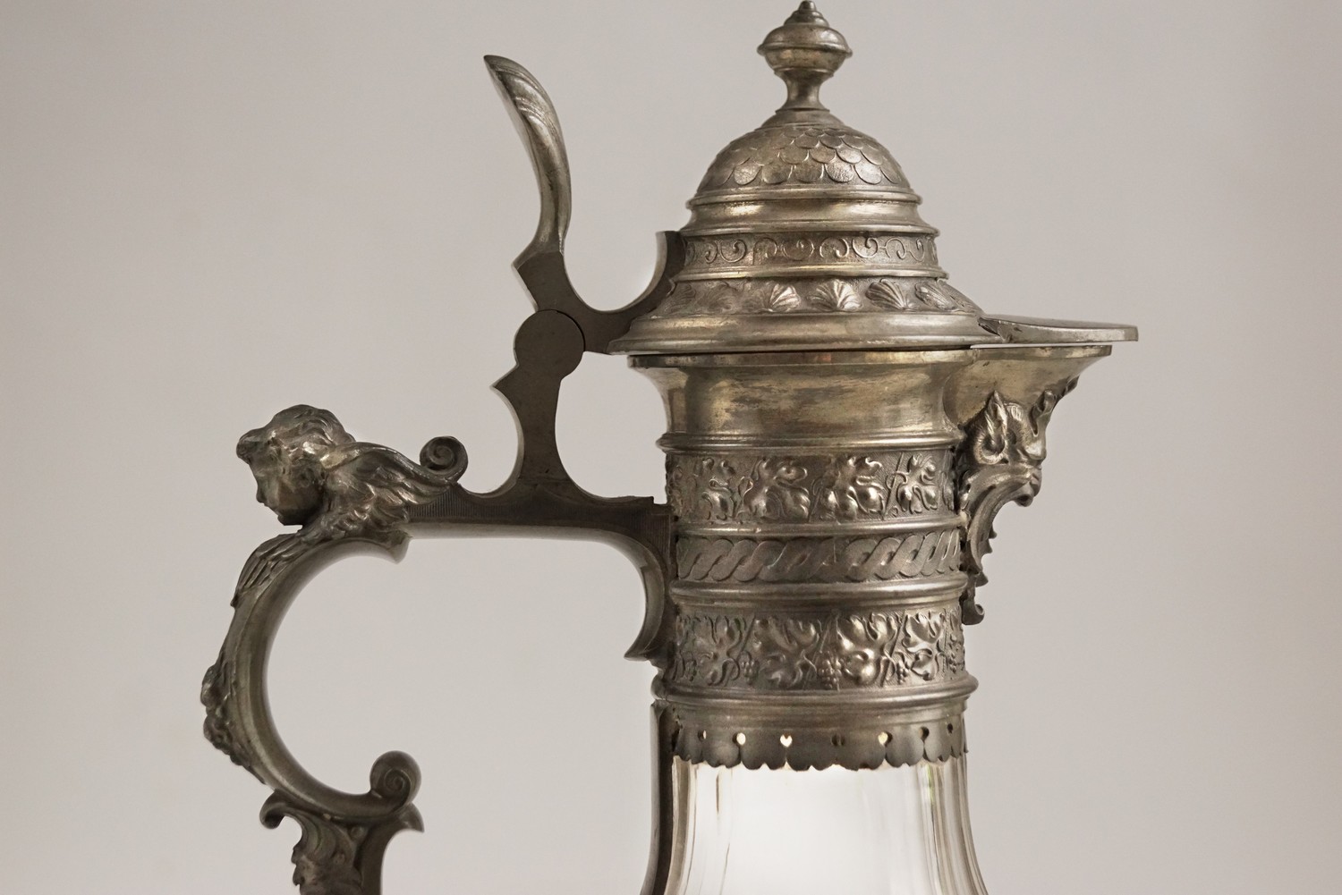 Dekanter Satyr Fratze antik Glas mundgeblasen Karaffe Weinblätter