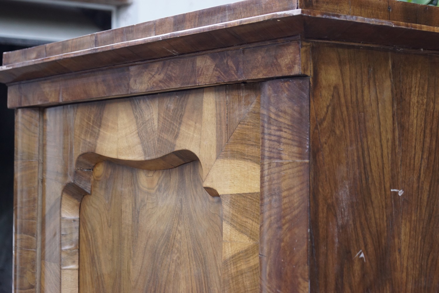 furnierter Schrank antik