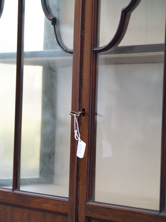 englische Stilvitrine