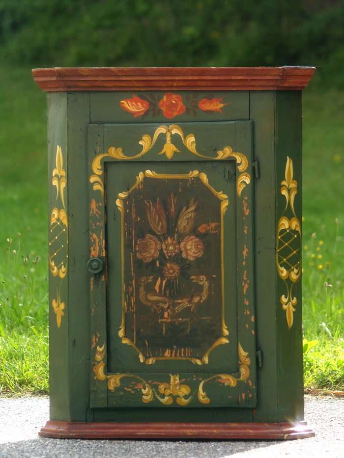 Eckhaengeschrank antik