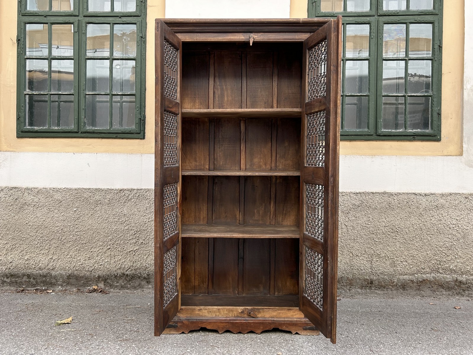 Landhaus Schrank spanischer Eisen Küchenschrank im Weinkeller Stil