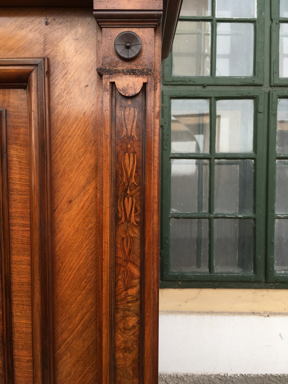 Dielenschrank antik Nussholz Intarsien