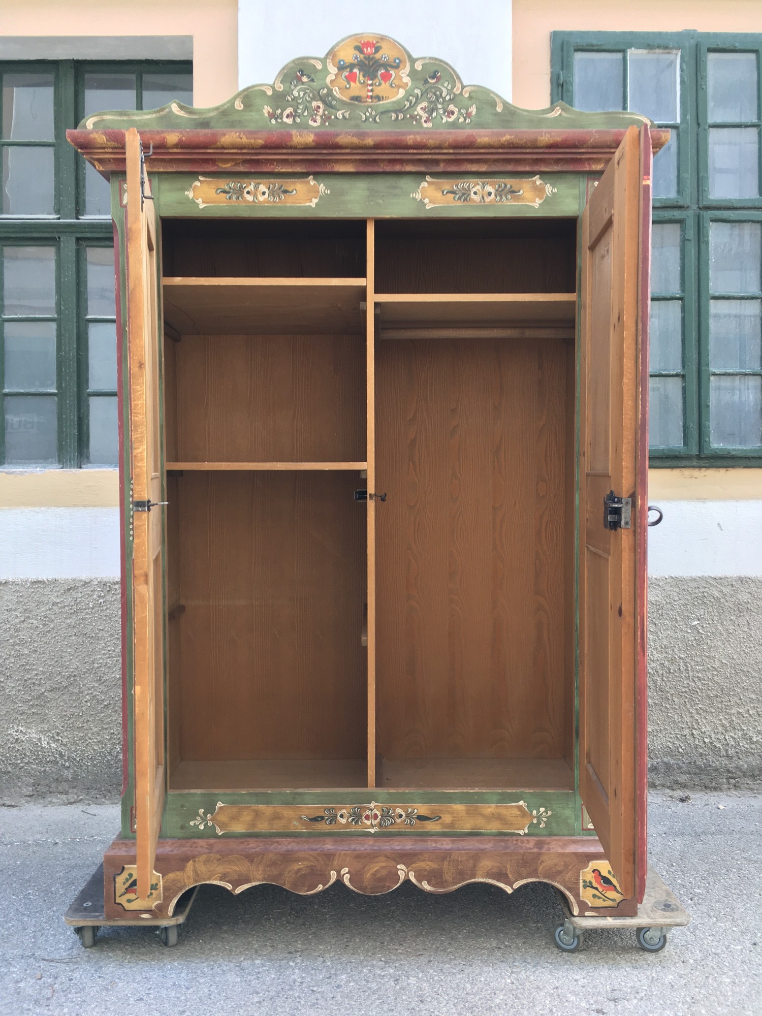 Bauernschrank Voglauer grün bemalt Anno 1808 Dielenschrank Landhausstil Möbel