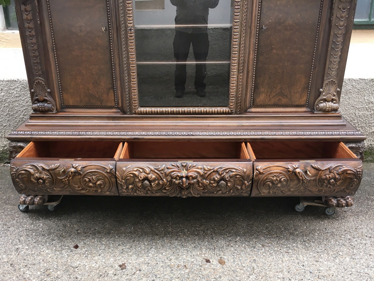 Bücherschrank antik Neorenaissance Schrank Fratzen und Löwentatzen Fabelwesen Antiquität Barock Satyr Faun Köpfe beschnitzt Löwentatzen