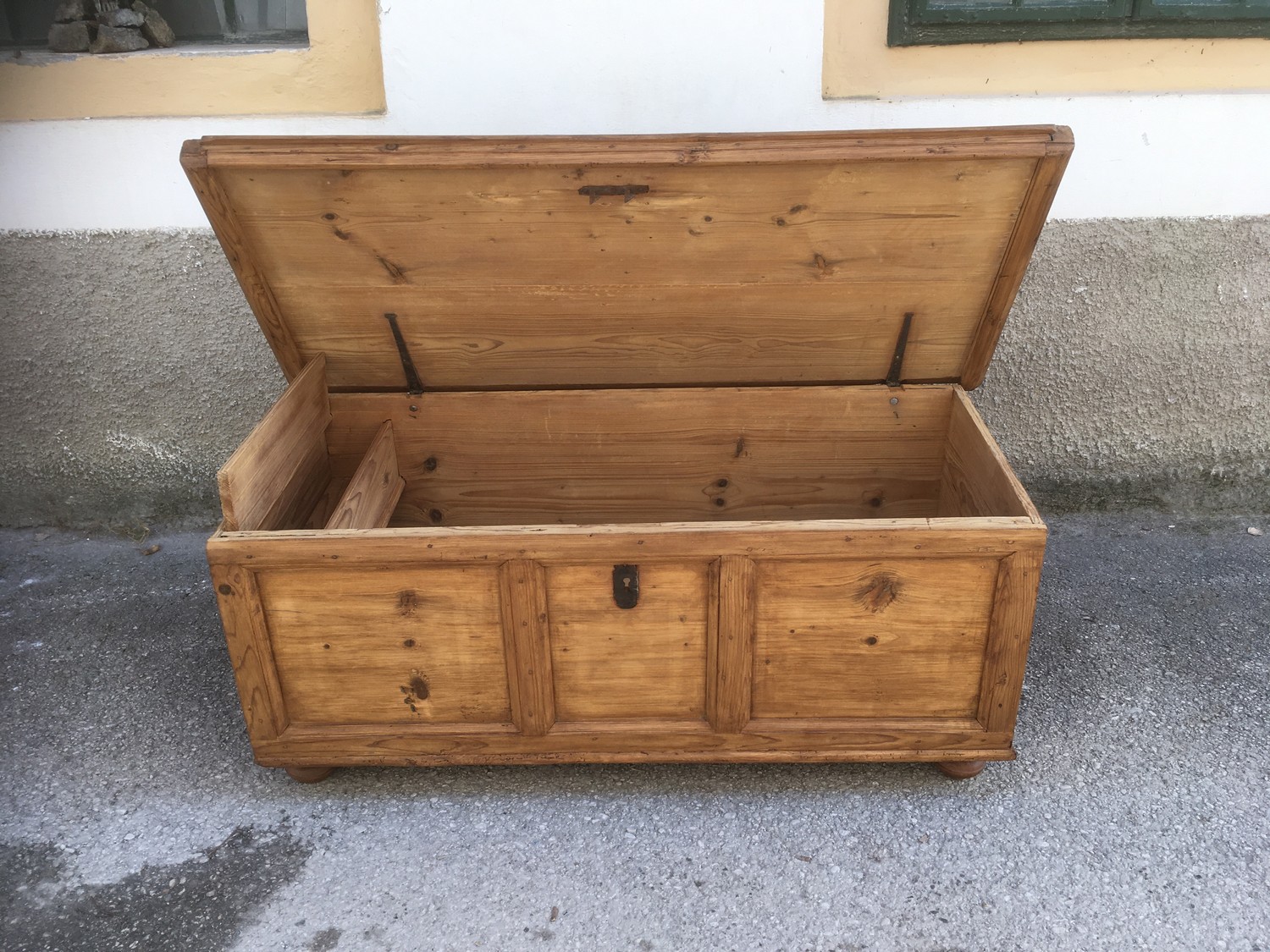 Truhe antik Naturholz saniert Landhausstil Möbel nachhaltig vegan Truhenbank
