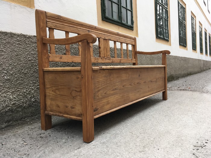 Sitzbank mit Truhe