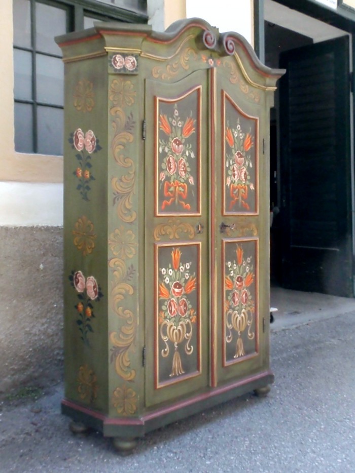 Dielenschrank bemalt grün