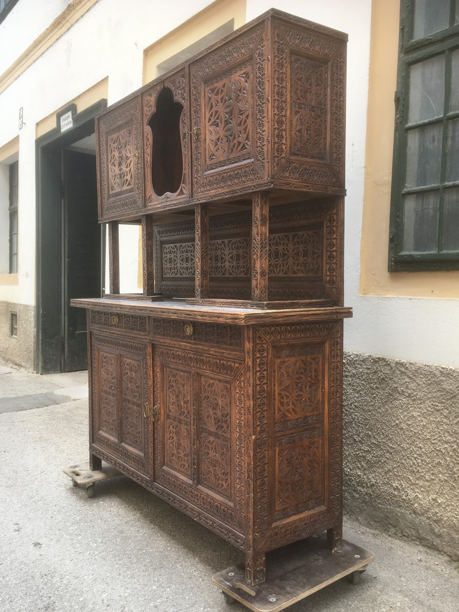 Antiker Schrank beschnitzt nachhaltiges Möbel Vintage Kerbschnitzerei Marmorplatte nachhaltig Vegan