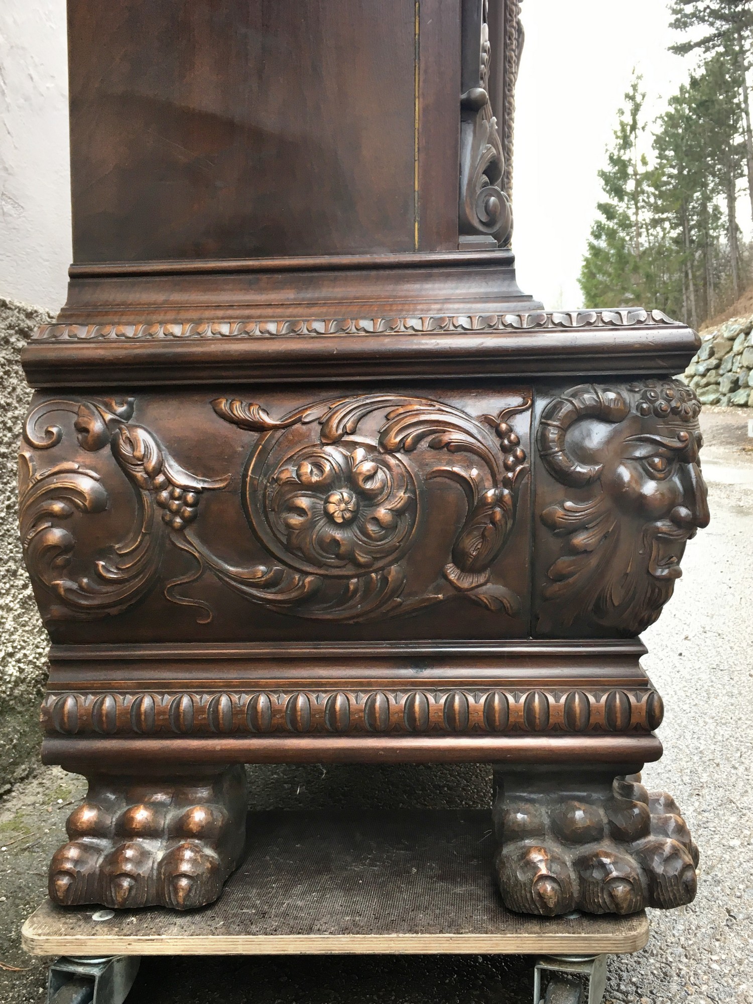 Neorenaissance Schrank Innenraum Fächer zerlegbar