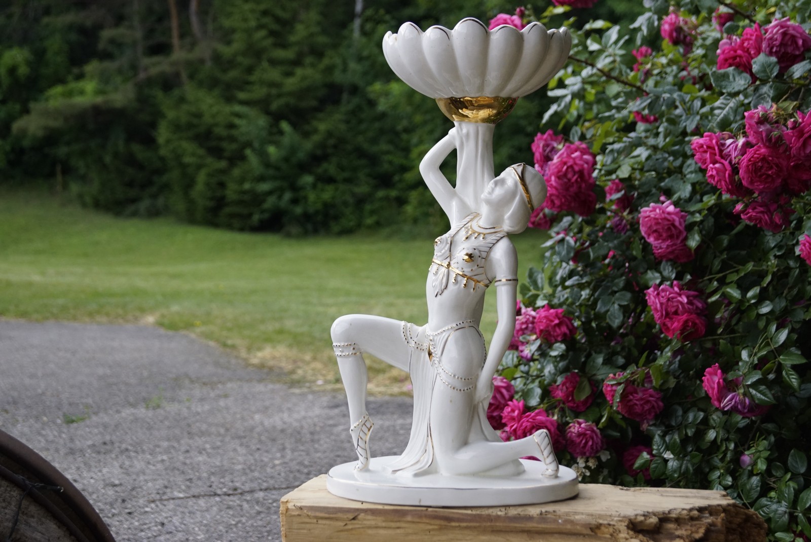 Porzellanfigur mit Schale Italy Mid Century Regency Porzellanfigur Vintage