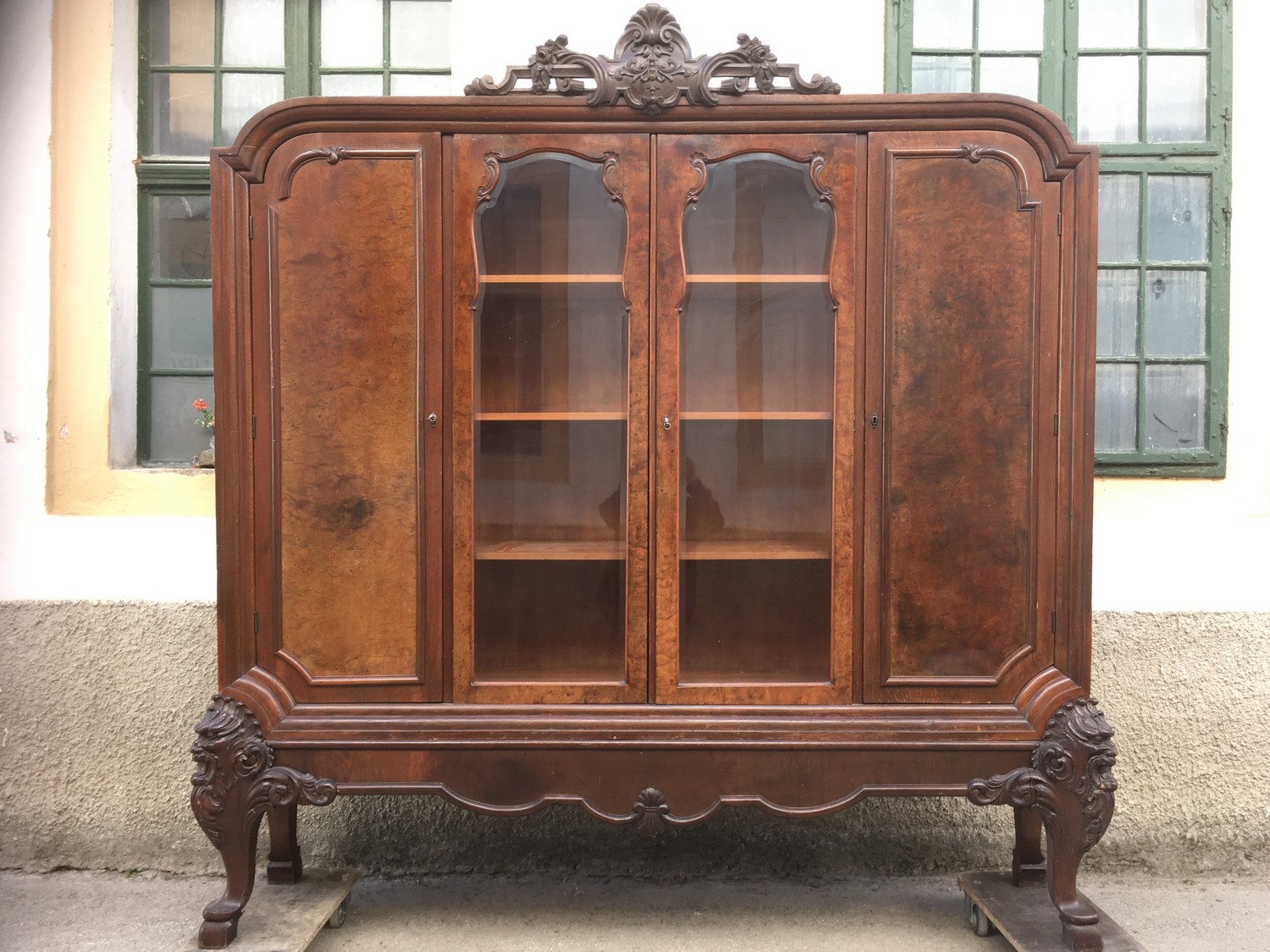 Vitrinenschrank Bücherschrank Antiquität antik Möbel Satyr Fratze Faun Ziegenfüße Möbel Neobarock