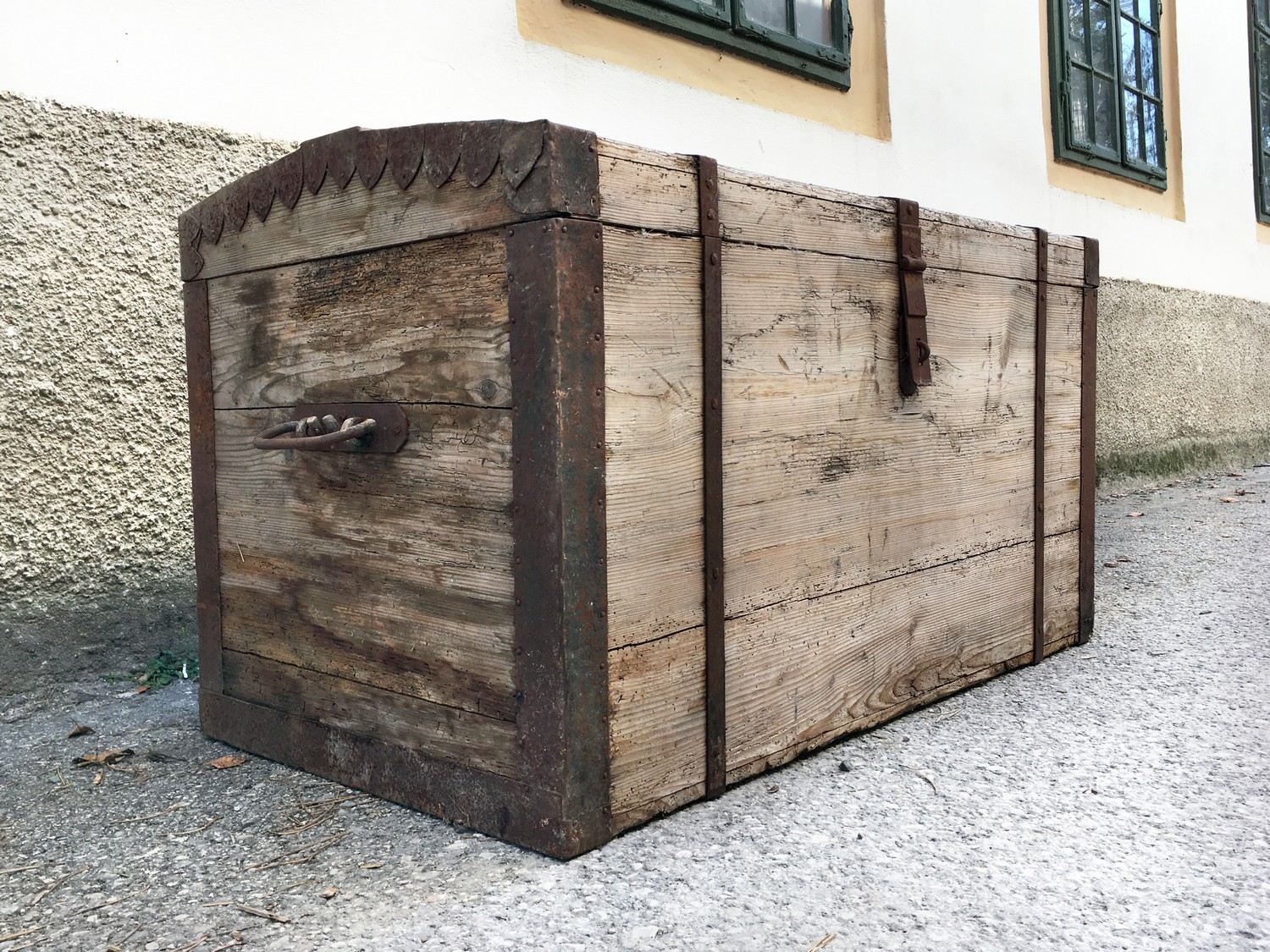Truhe Bauerntruhe antik Weichholz Schatzkiste Transportkiste Eisenbeschläge