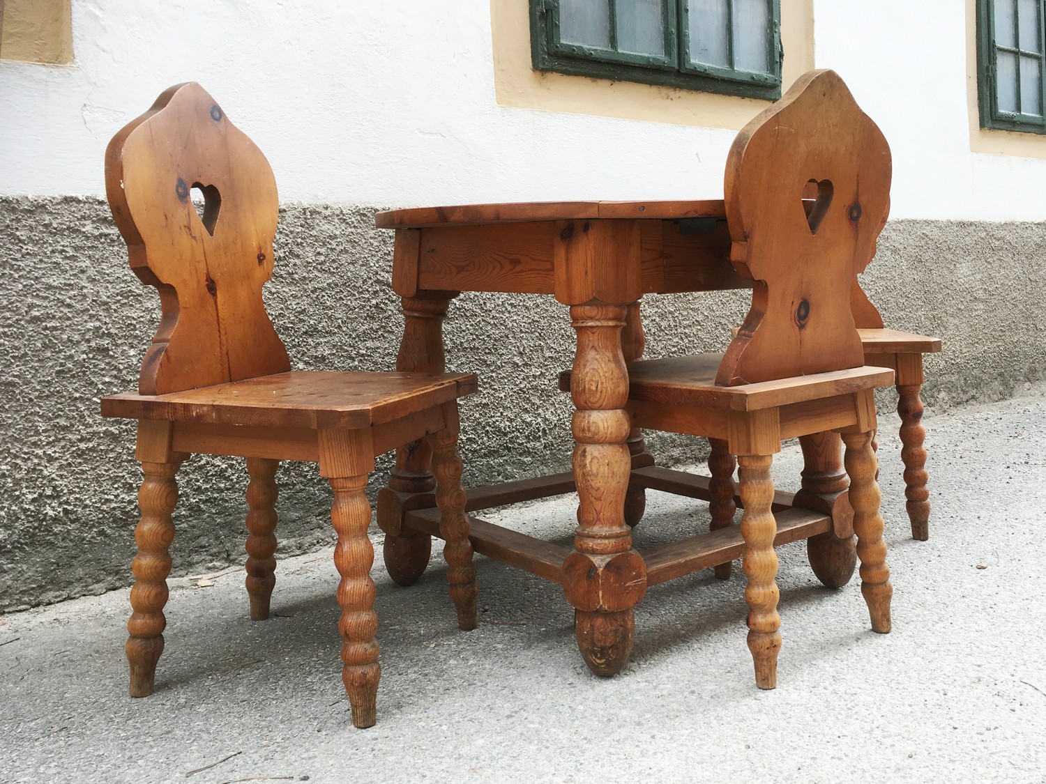 Bauernstube Tisch Jogltisch Sesseln rustikal Landhausstil Vintage Vollholz Zirbe