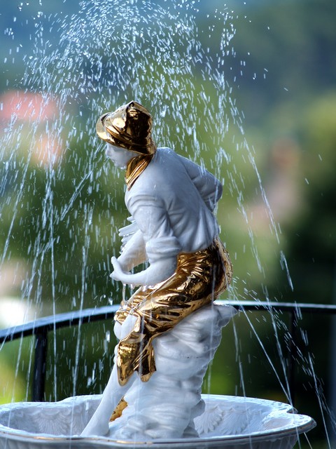 Springbrunnen Porzellan Engel golden