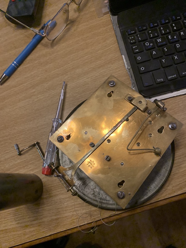 Altdeutsch antike Uhr Junghans Gründerzeit mechanisches Uhrwerk repariert funktionstüchtig Gewichte gewichtsaufzug Emaille Schlüsselblatt römische Ziffern