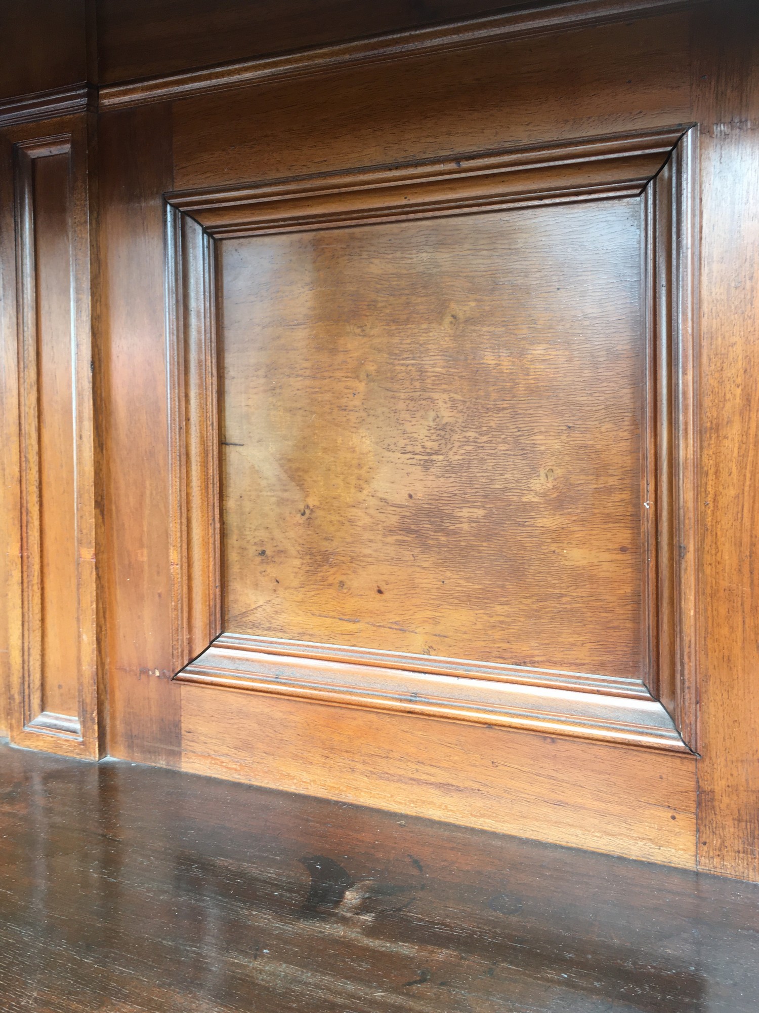 Vertäfelung antik Schrank