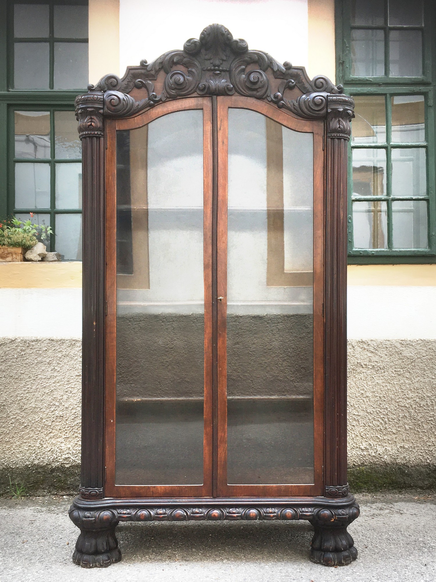 Vitrine antik Vitrinenschrank dreiseitig verglast reich beschnitzt Historismus