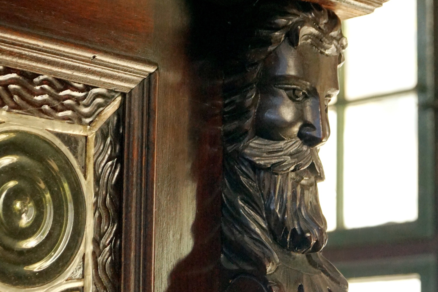 süddeutscher Renaissance Schrank antik Fabelwesen Satyr Fratzen geflügelte Löwen Möbel