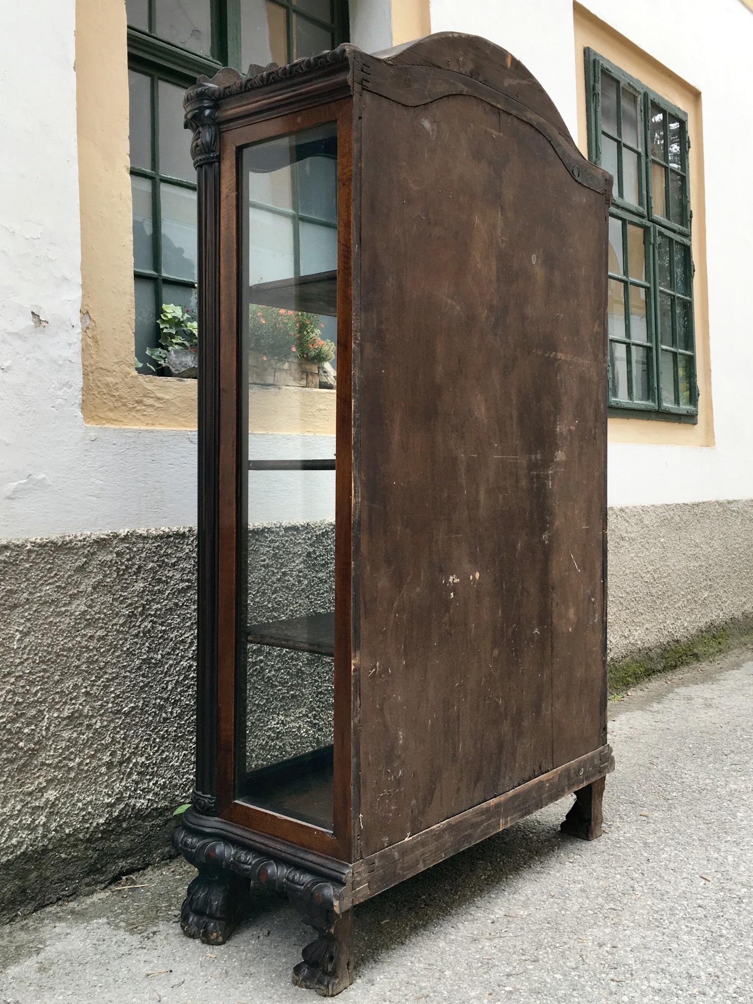 Vitrine antik Vitrinenschrank dreiseitig verglast reich beschnitzt Historismus