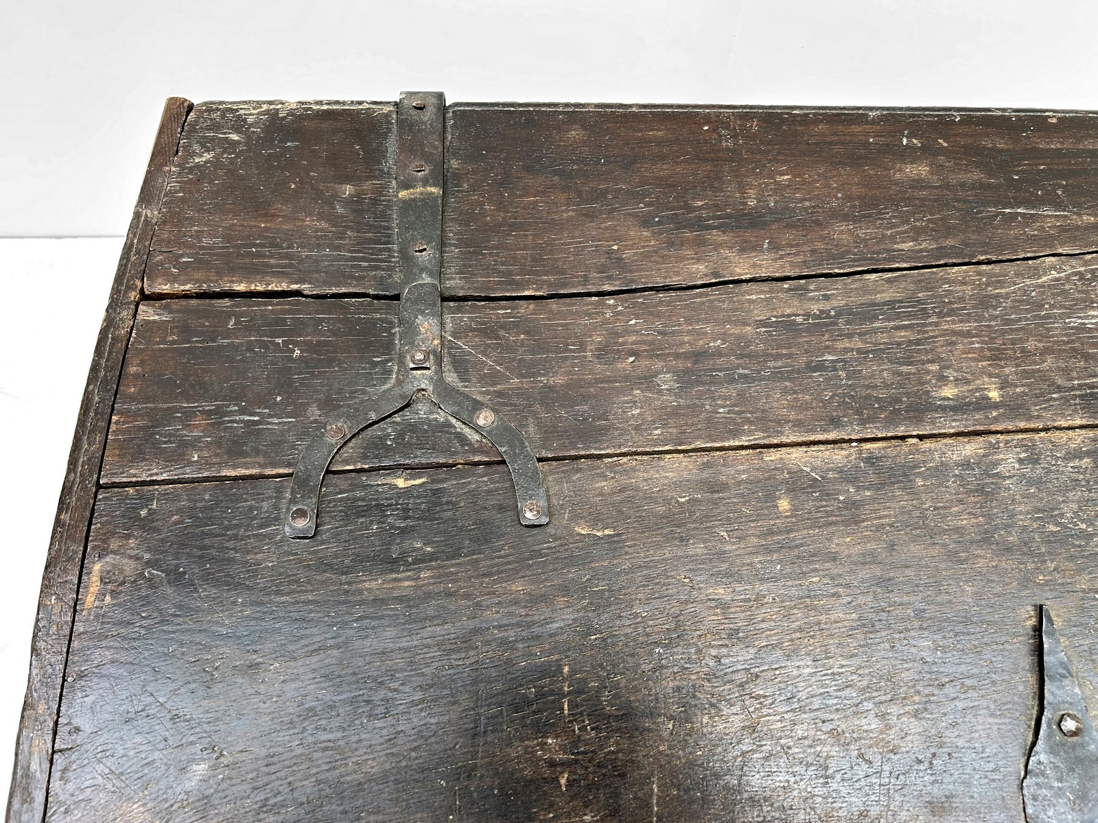 Antike Truhe Eiche massiv 18. Jhdt Eisenbeschläge