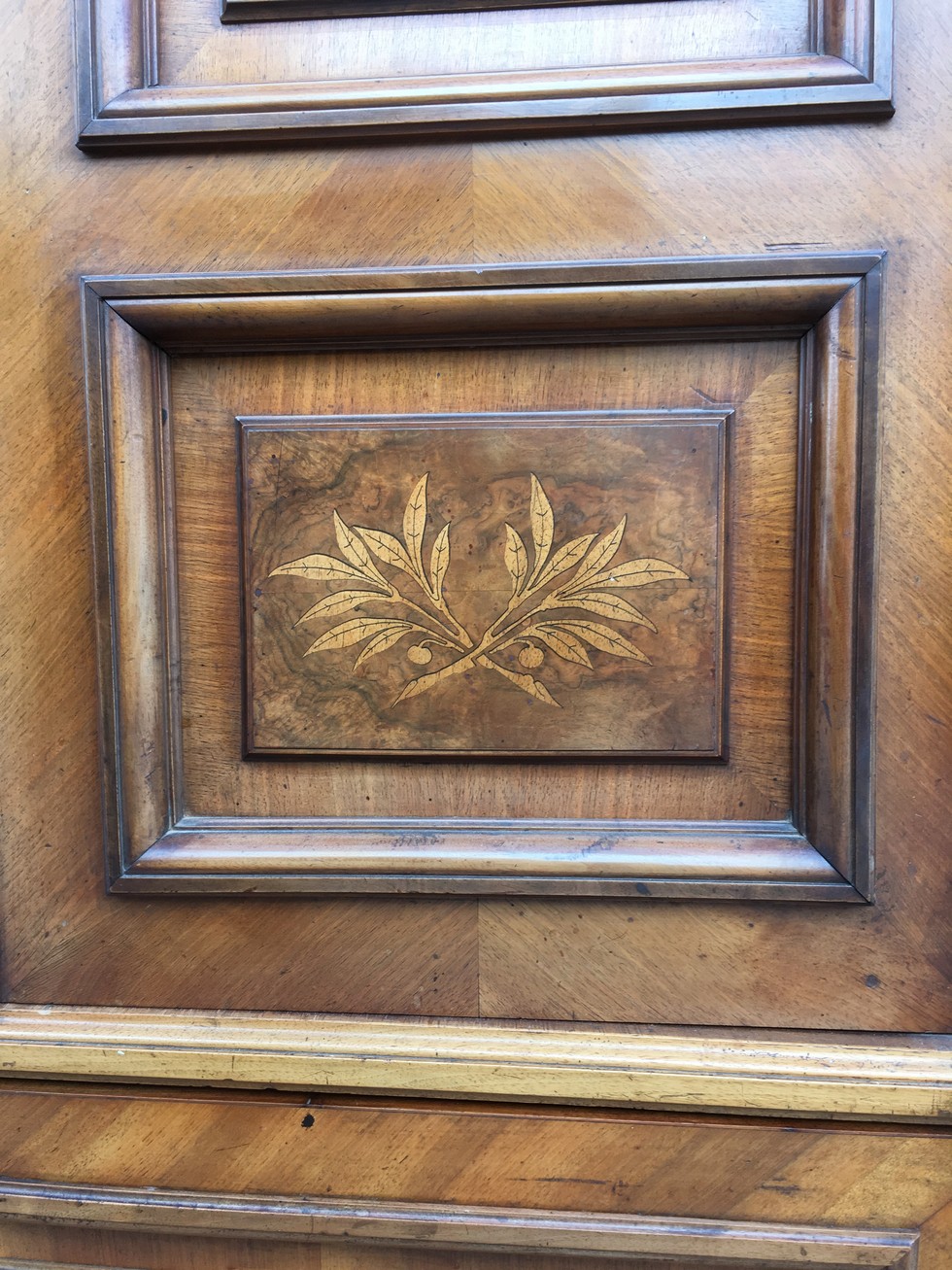 Kleiderschrank antik Nussholz Intarsien