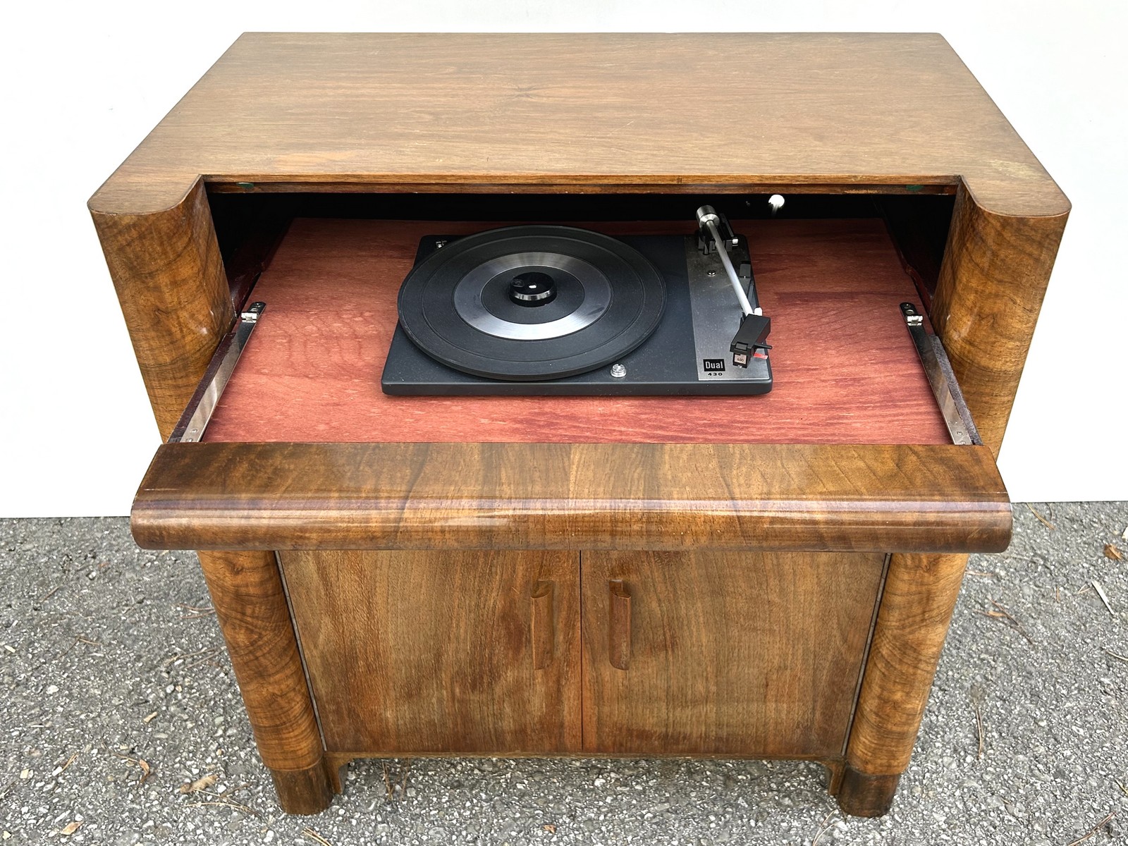 antiker Musikschrank 1940er-Jahre Antiquität Kommode Artdeco Plattenspielerschrank Vintage Design Brutalismus Holz Furnier