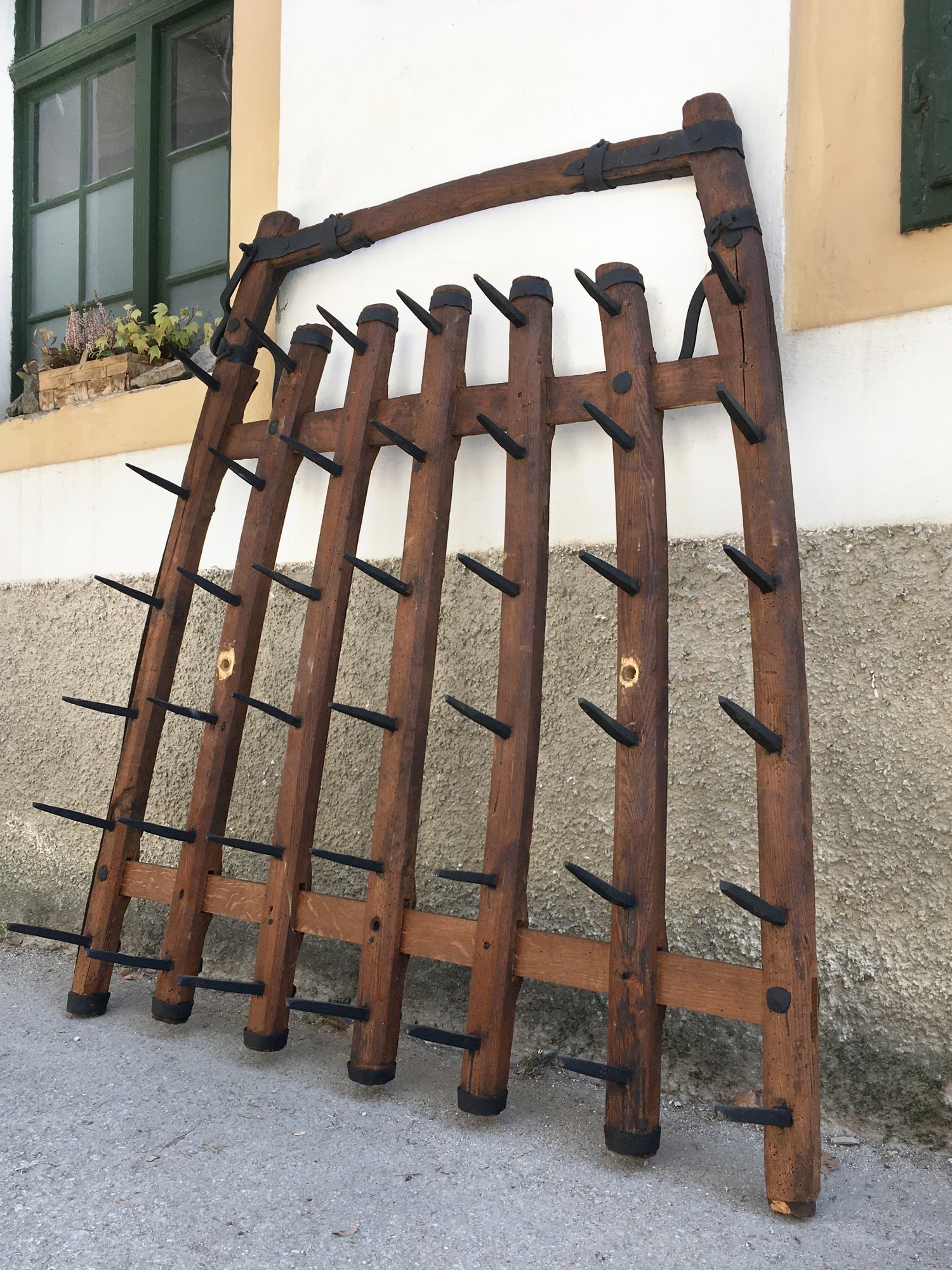 Antike bäuerliche Egge Holz handgeschmiedetes Eisen