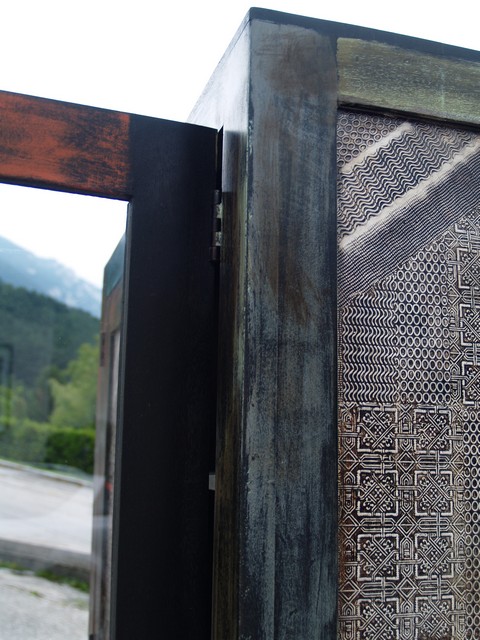 farbig bemalt Kleiderschrank