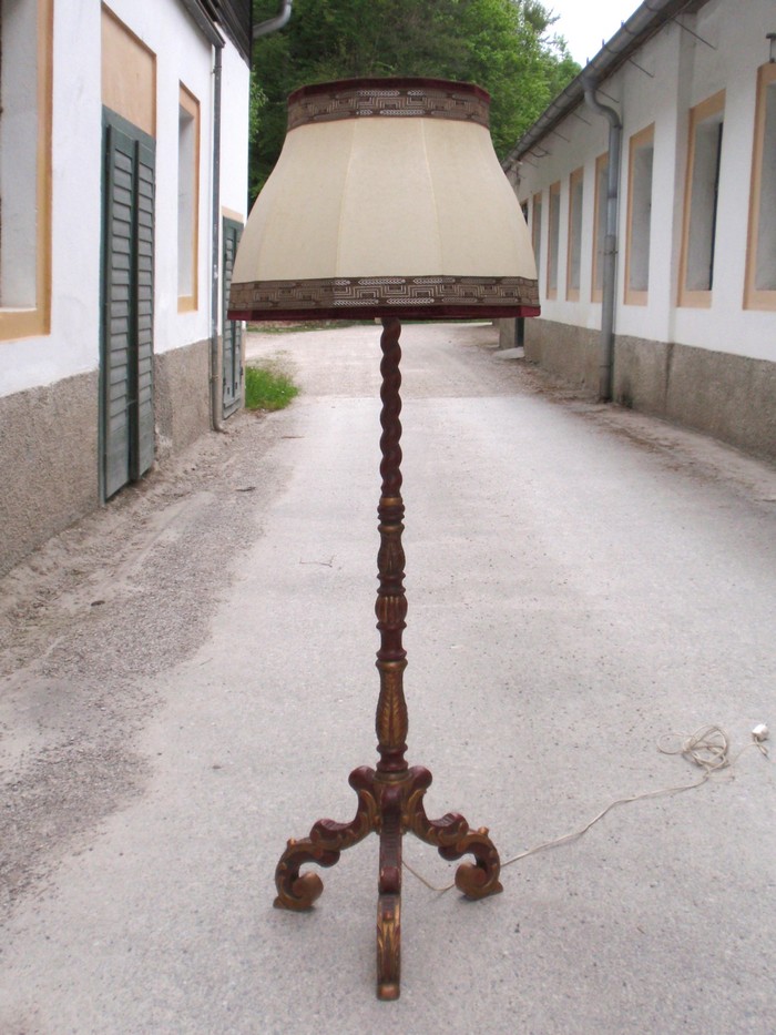 Stehlampe beschnitzt