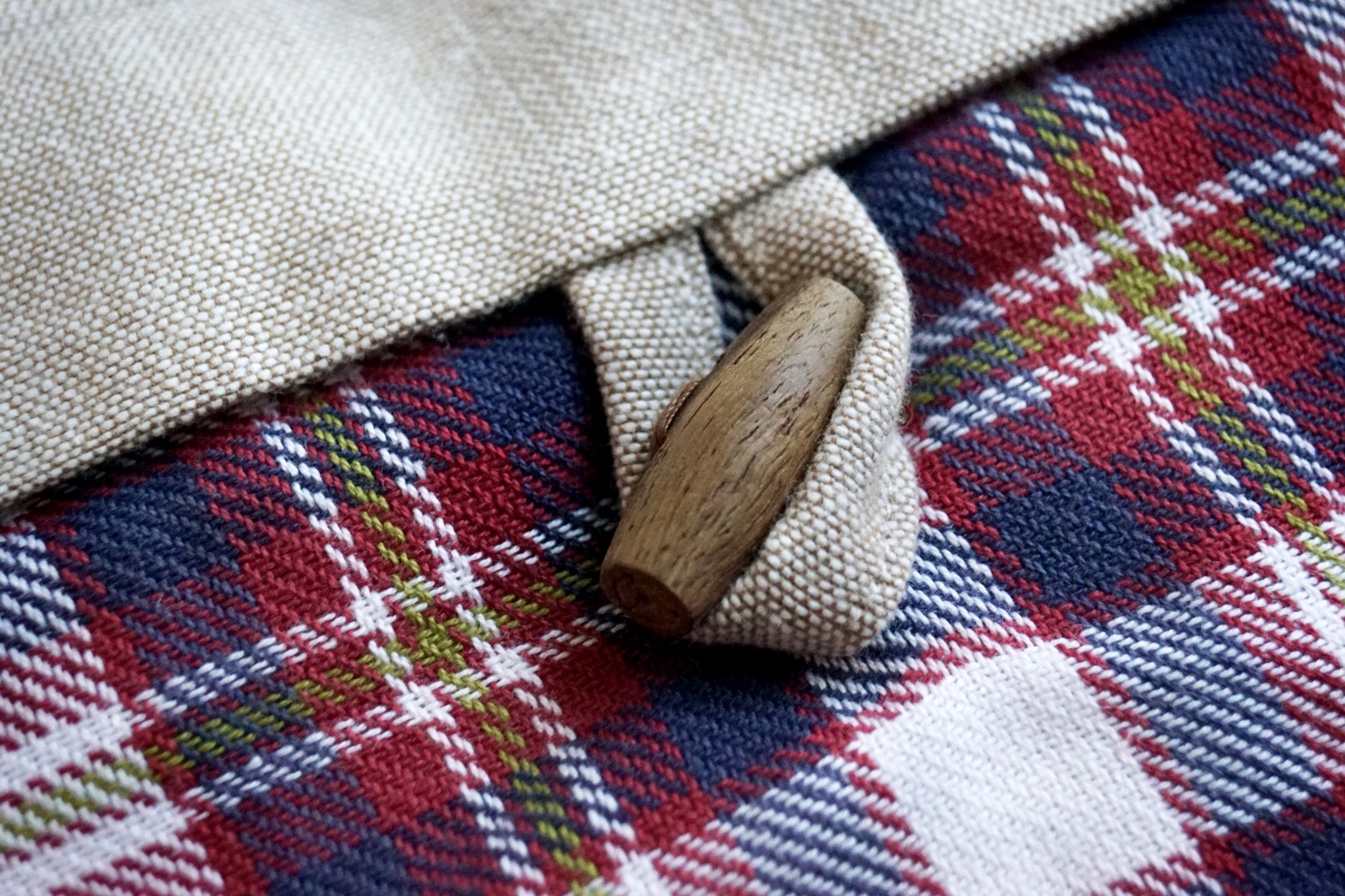 Kissenhülle Clare Kariert Wendekissen blau rot Holzknöpfe Leinen Landhaus