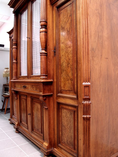 Antiquität, eleganter großer Herrenschrank