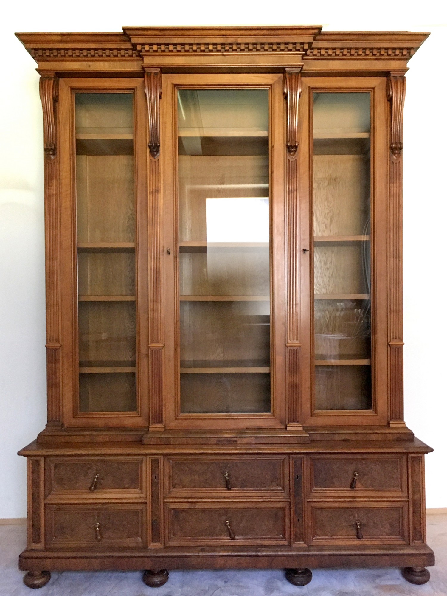 Bücherschrank antik Möbel Vitrine Historismus Geschirrschrank