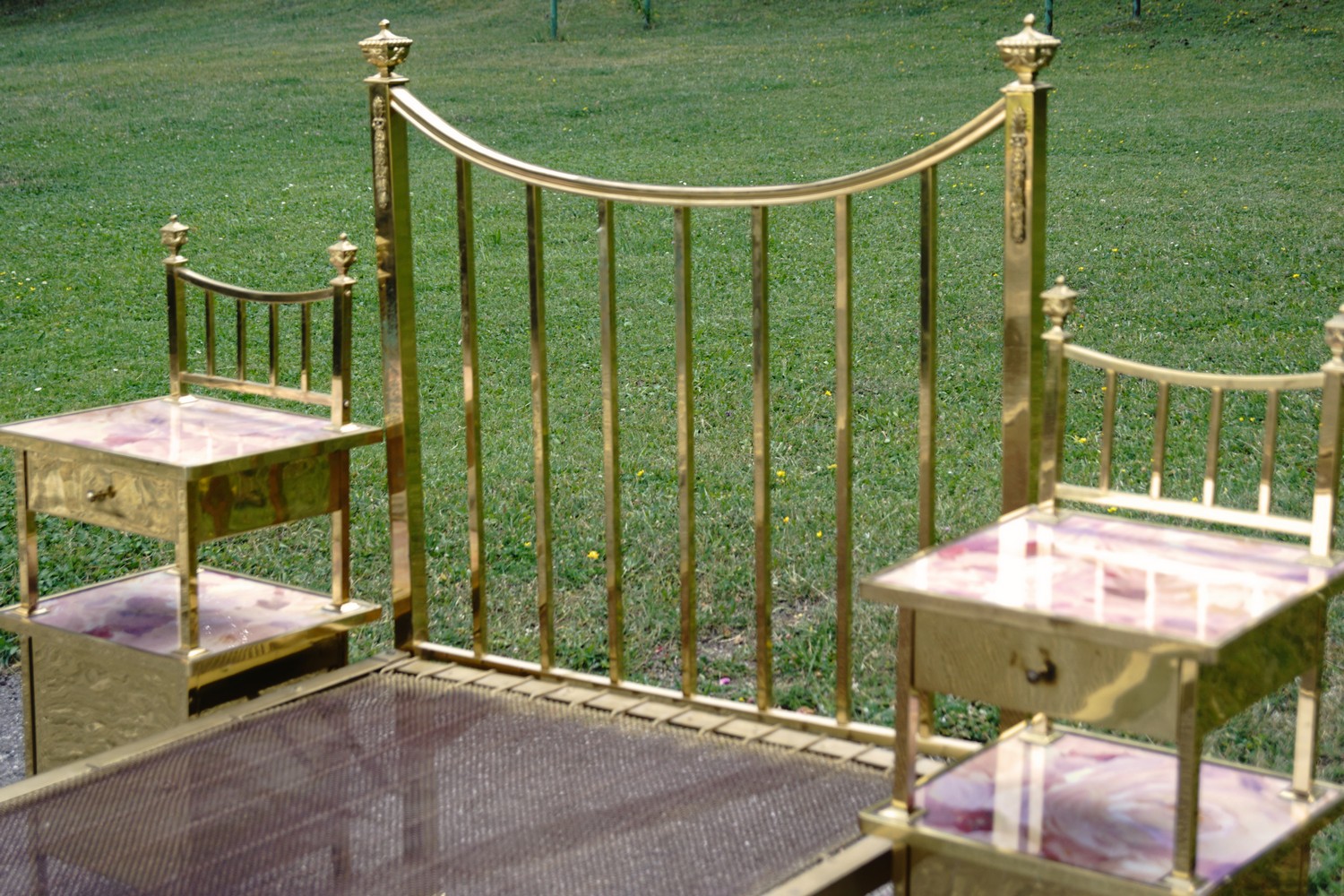 Bett Messingbett antik golden Messing Vintage mit Metallrost